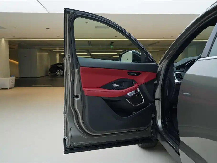 Jaguar E-PACE 2023 — фото 17