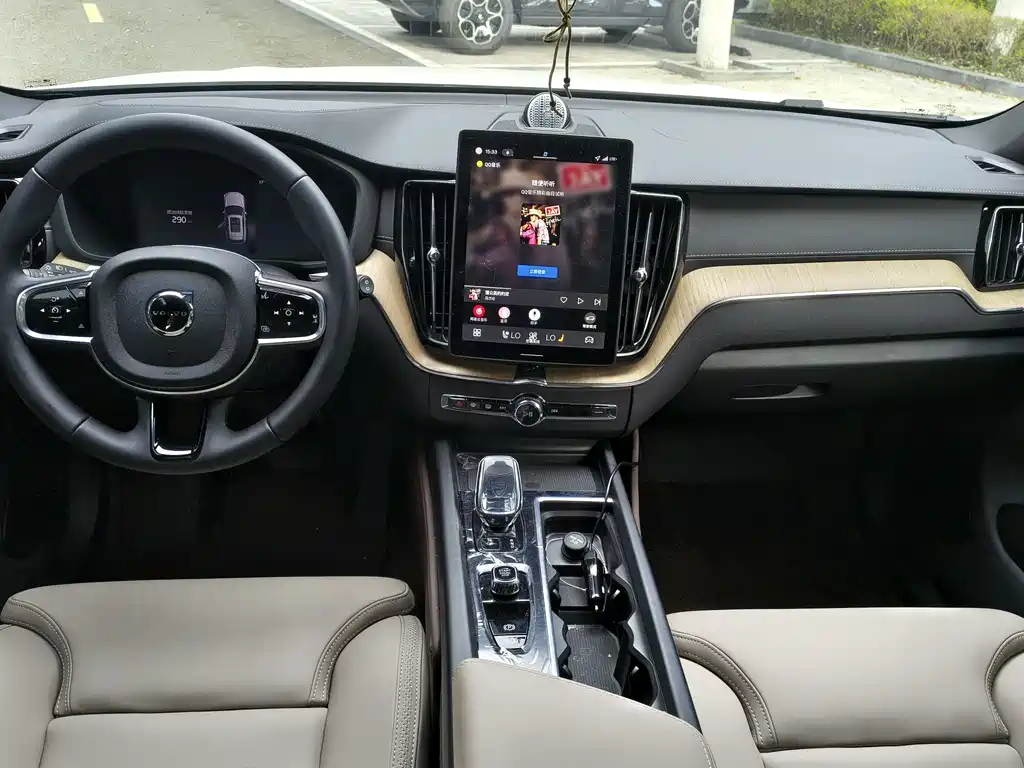 Volvo XC60 2025 — фото 9