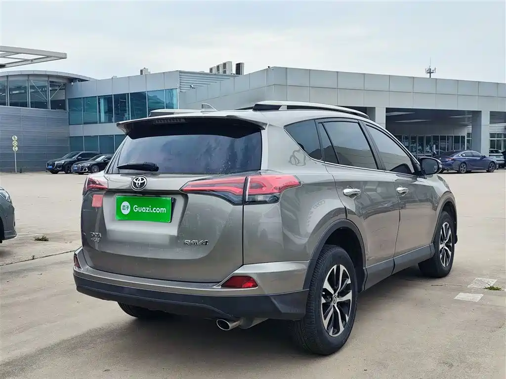 Toyota RAV4 2018 — фото 7