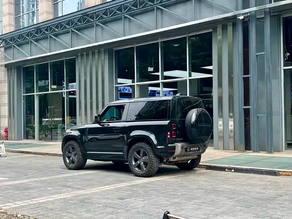 Land Rover Defender 2025