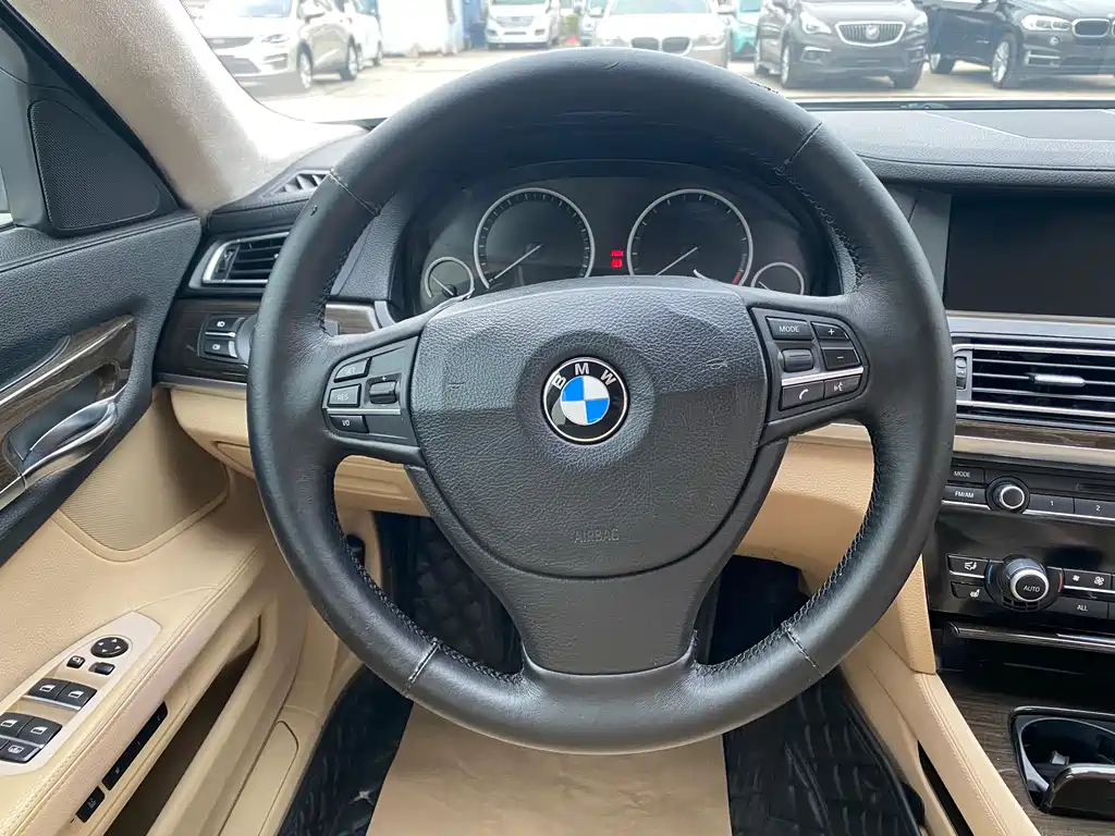 BMW 7 Series 2012 — фото 10