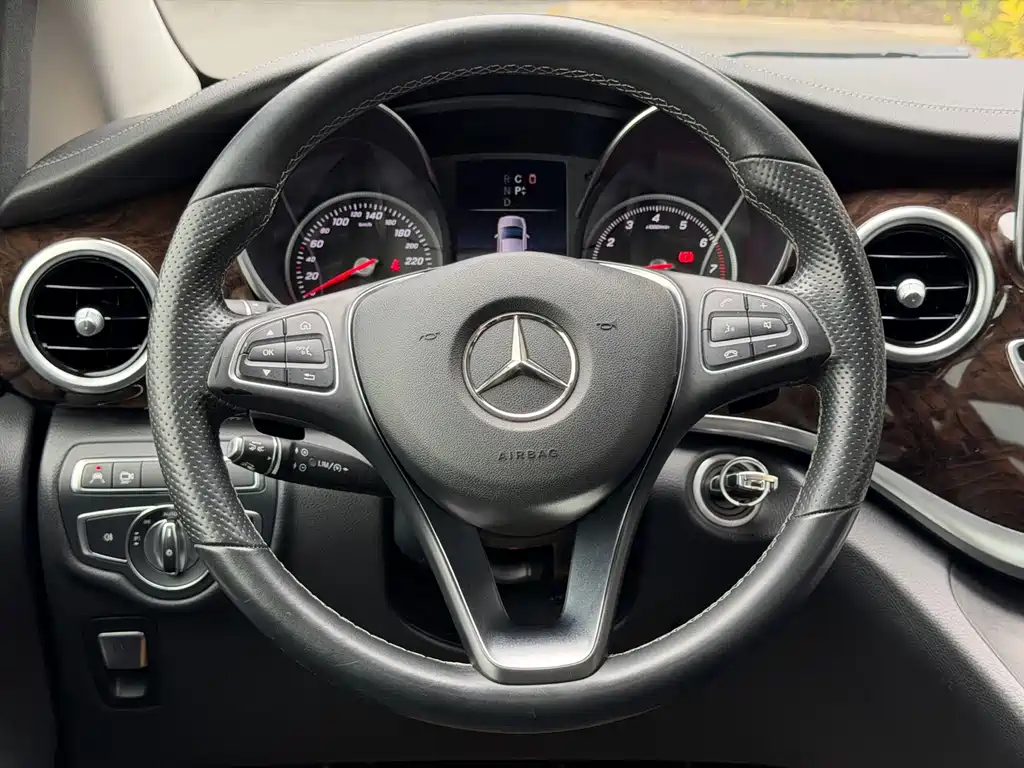 Mercedes-Benz V-Class 2018 — фото 13