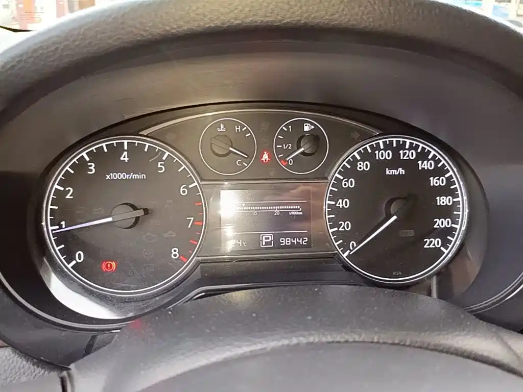Nissan Tiida 2015 — фото 12