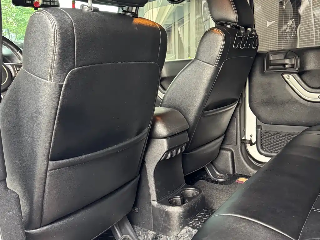 Jeep Wrangler 2012 — фото 10