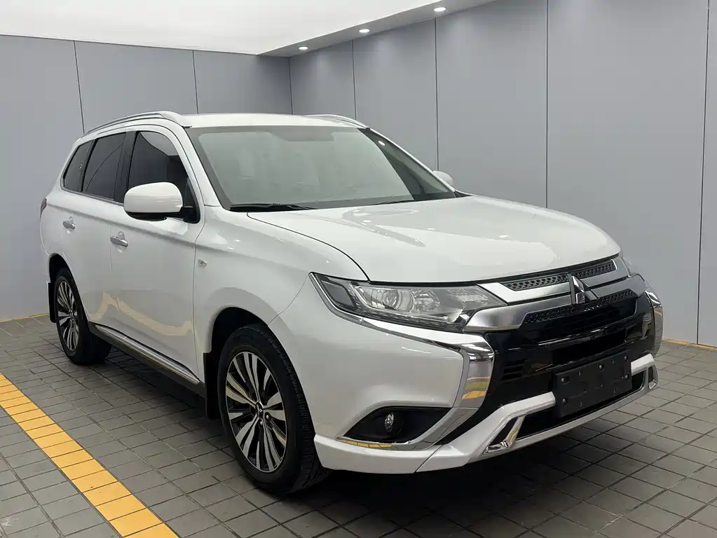 Mitsubishi Outlander 2022 — фото 3
