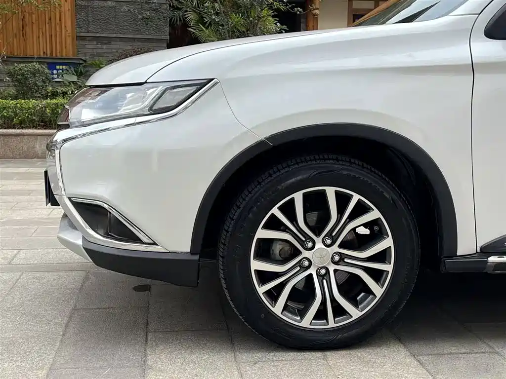 Mitsubishi Outlander 2018 — фото 23
