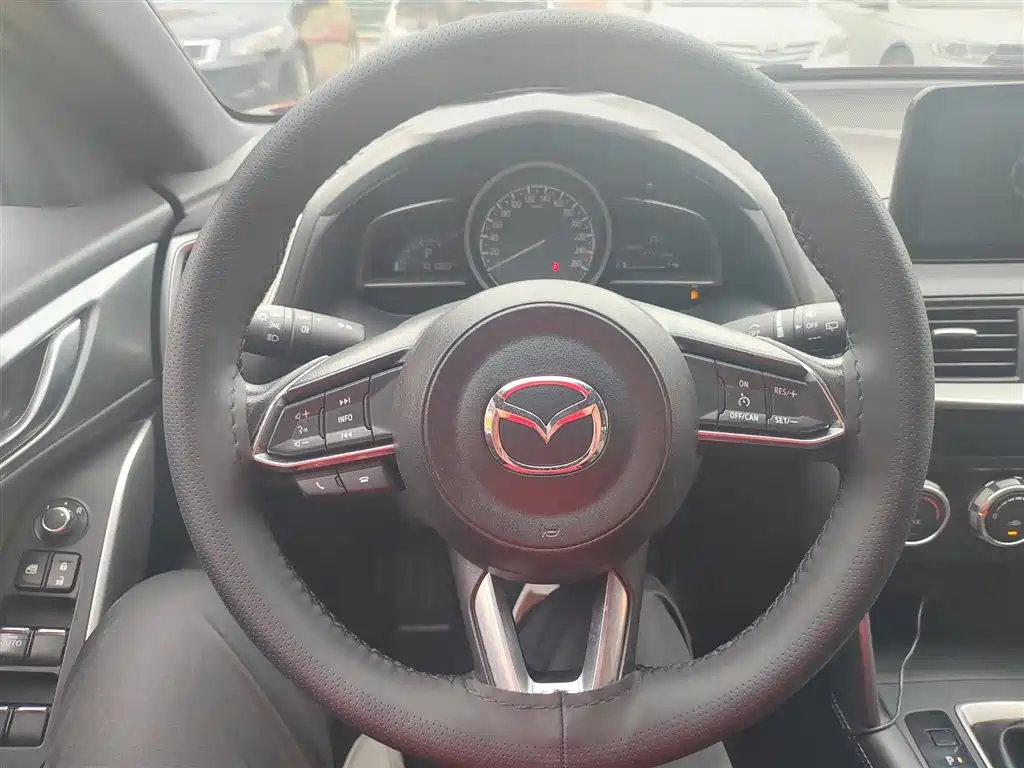 Mazda CX-4 2018 — фото 10