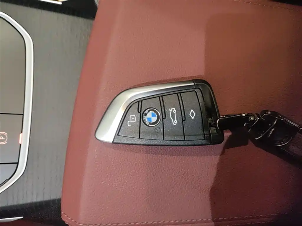 BMW 3 Series 2025 — фото 9