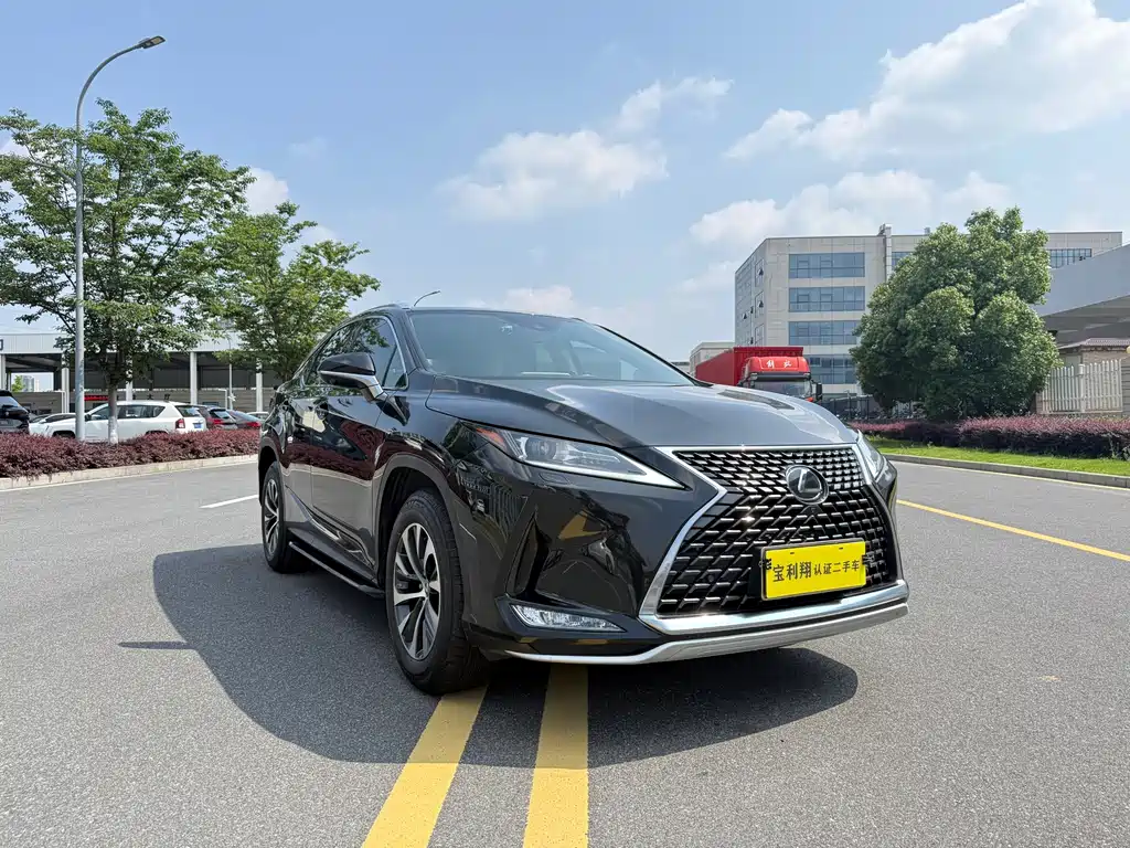 Lexus RX 2022 — фото 1