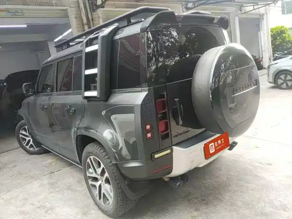 Land Rover Defender 2024