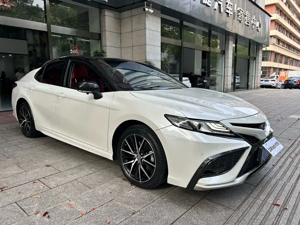 Toyota Camry 2023 — фото 2