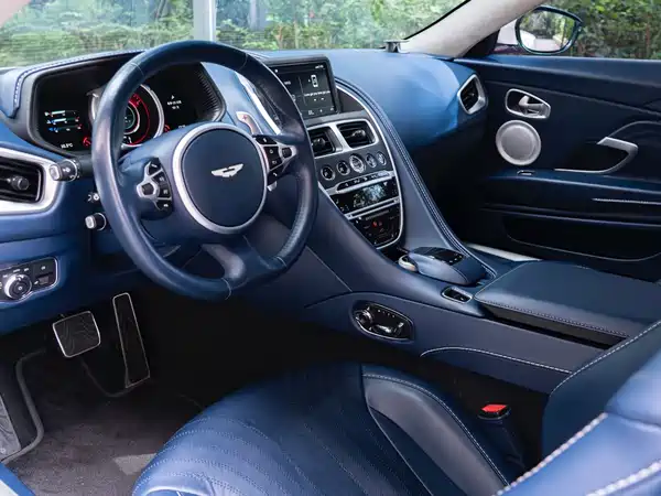 Aston Martin DB11 2021