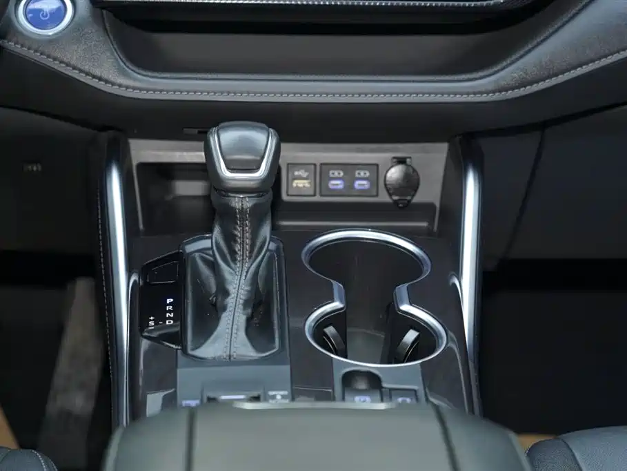 Toyota Crown Kluger 2023 — фото 23