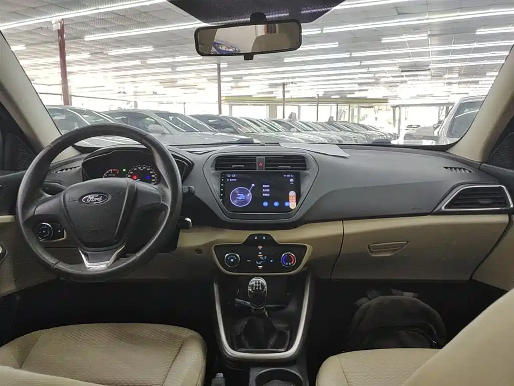 Ford Escort 2015 — фото 10