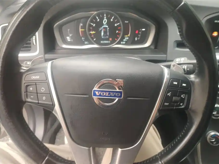 Volvo V60 2015 — фото 15