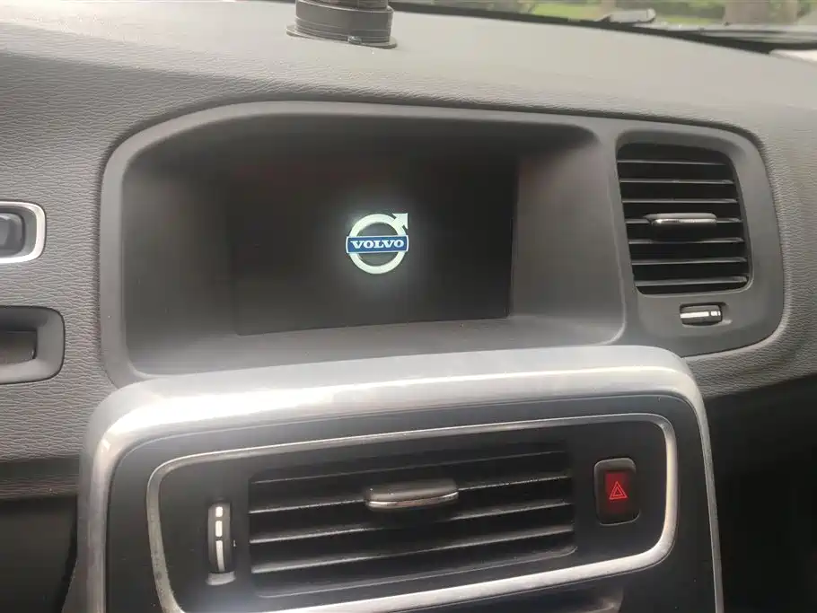 Volvo V60 2015 — фото 13
