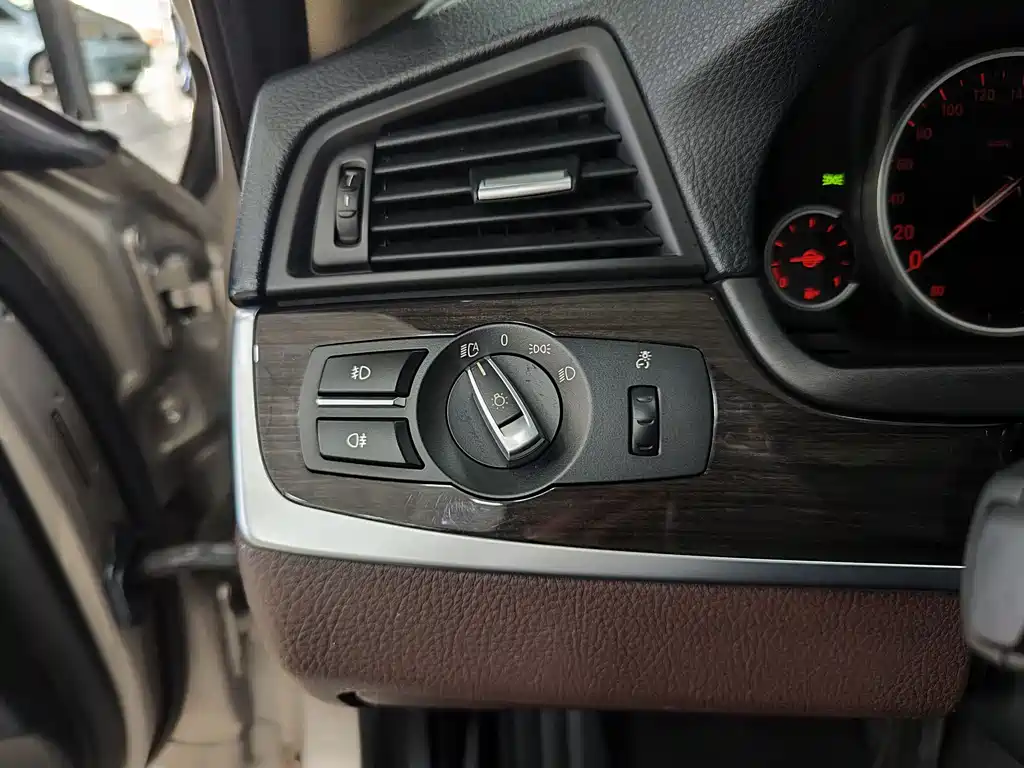 BMW 5 Series 2015 — фото 18