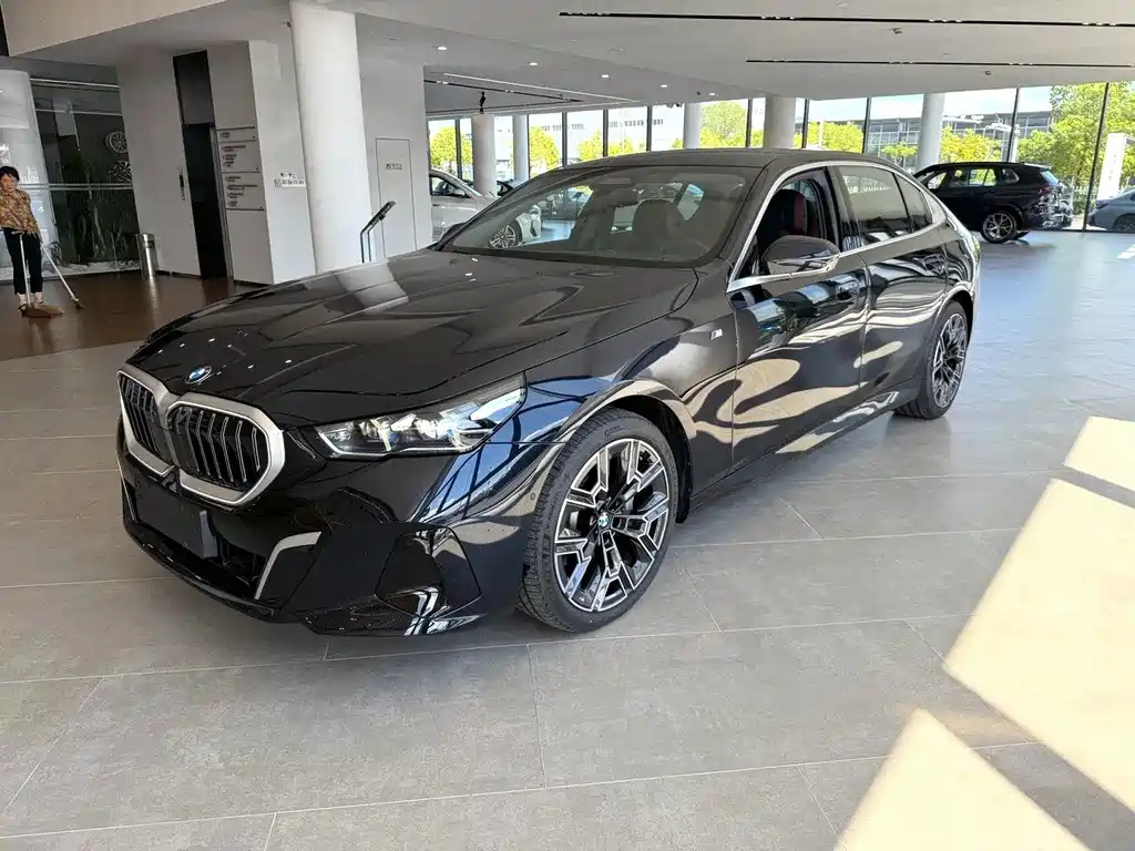BMW 5 Series 2025 — фото 1