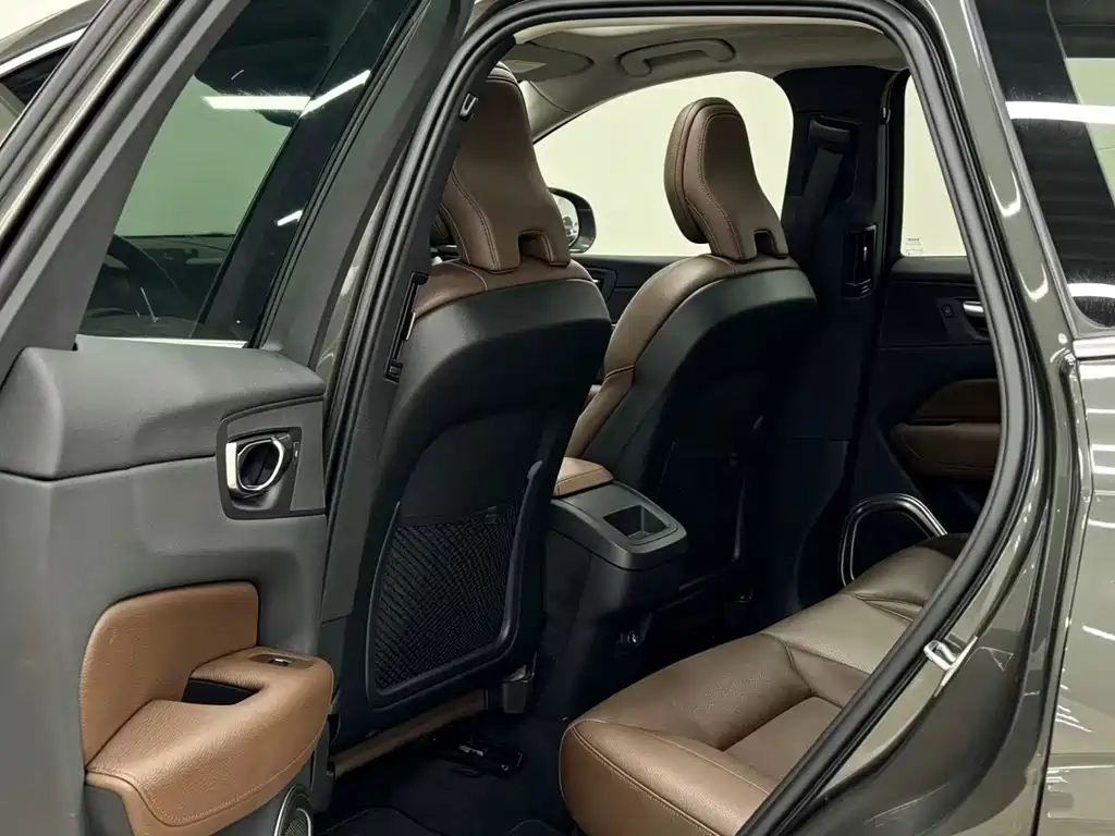Volvo XC60 2019 — фото 12
