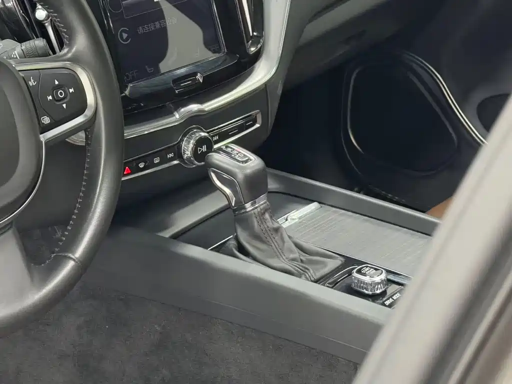 Volvo XC60 2019 — фото 14