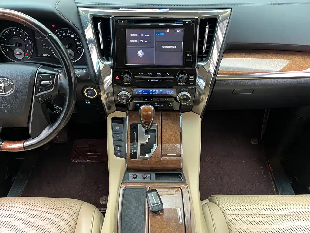 Toyota Alphard 2017 — фото 16