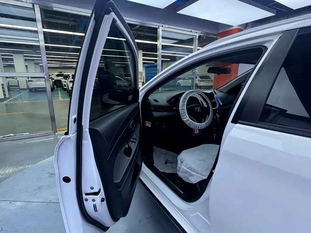 Toyota Yaris L 2022 — фото 9