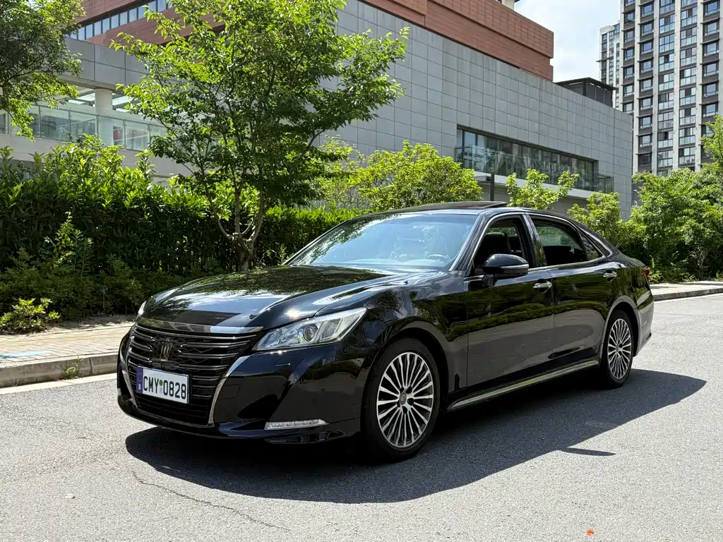 Toyota Crown 2018 — фото 1