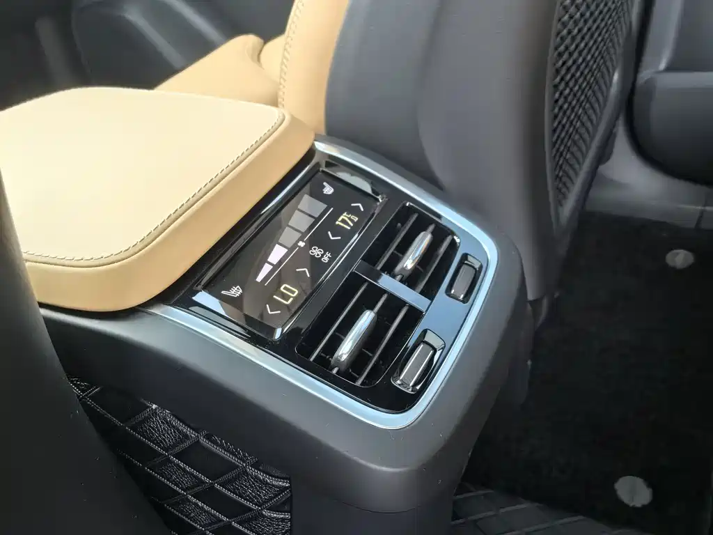 Volvo XC90 2017 — фото 14