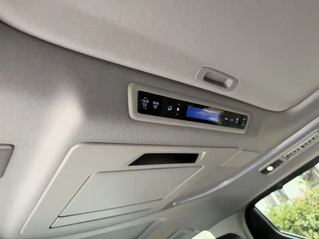 Toyota Vellfire 2023 — фото 14