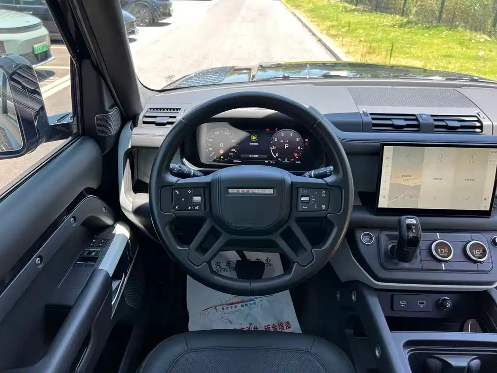 Land Rover Defender 2023 — фото 12