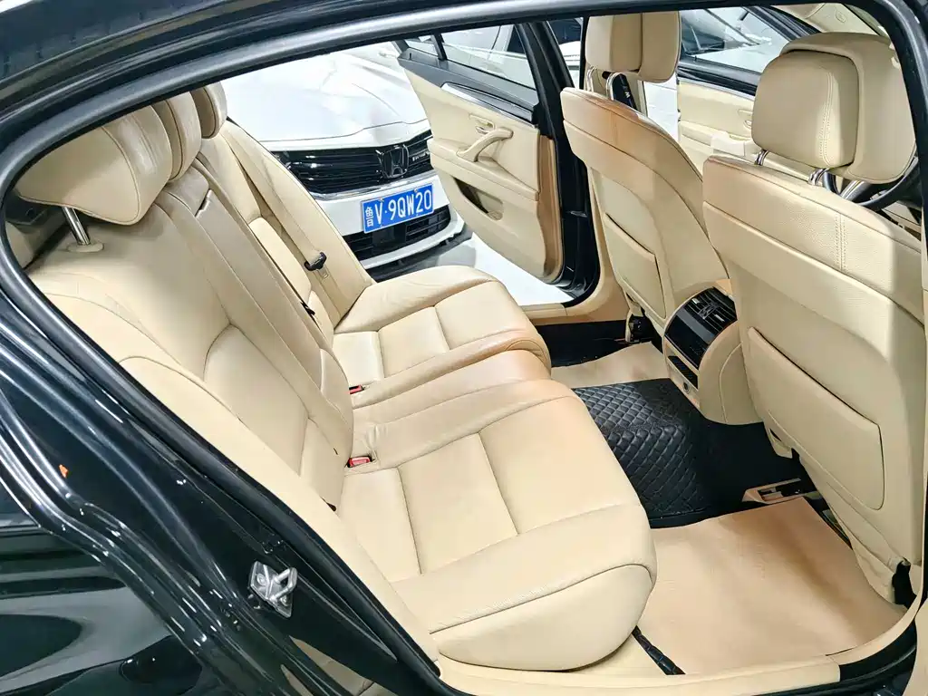 BMW 5 Series 2012 — фото 9