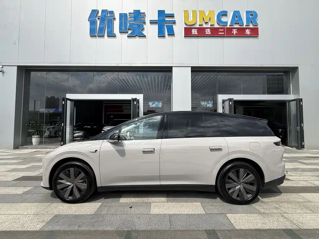 Li Auto i8 2025