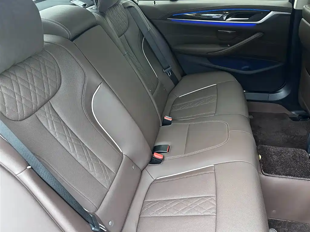 BMW 5 Series 2021 — фото 10