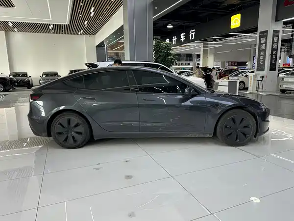 Tesla Model 3 2024