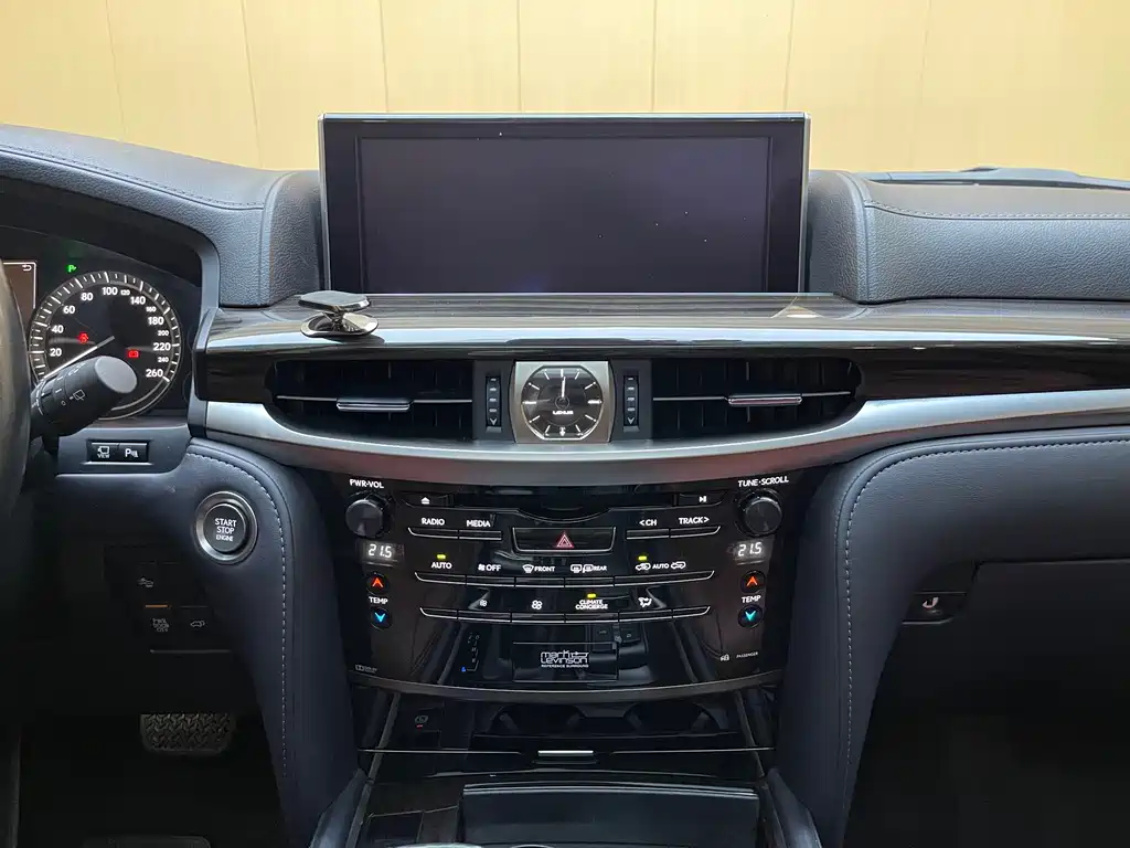 Lexus LX 2019 — фото 11
