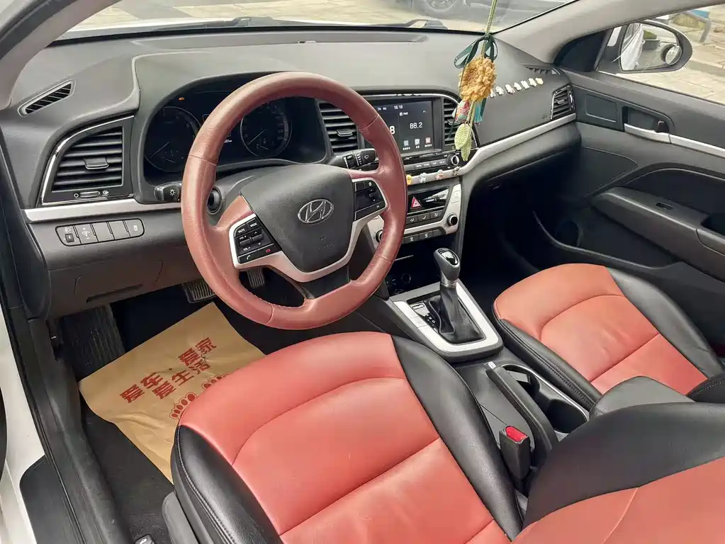 Hyundai Elantra 2018 — фото 13