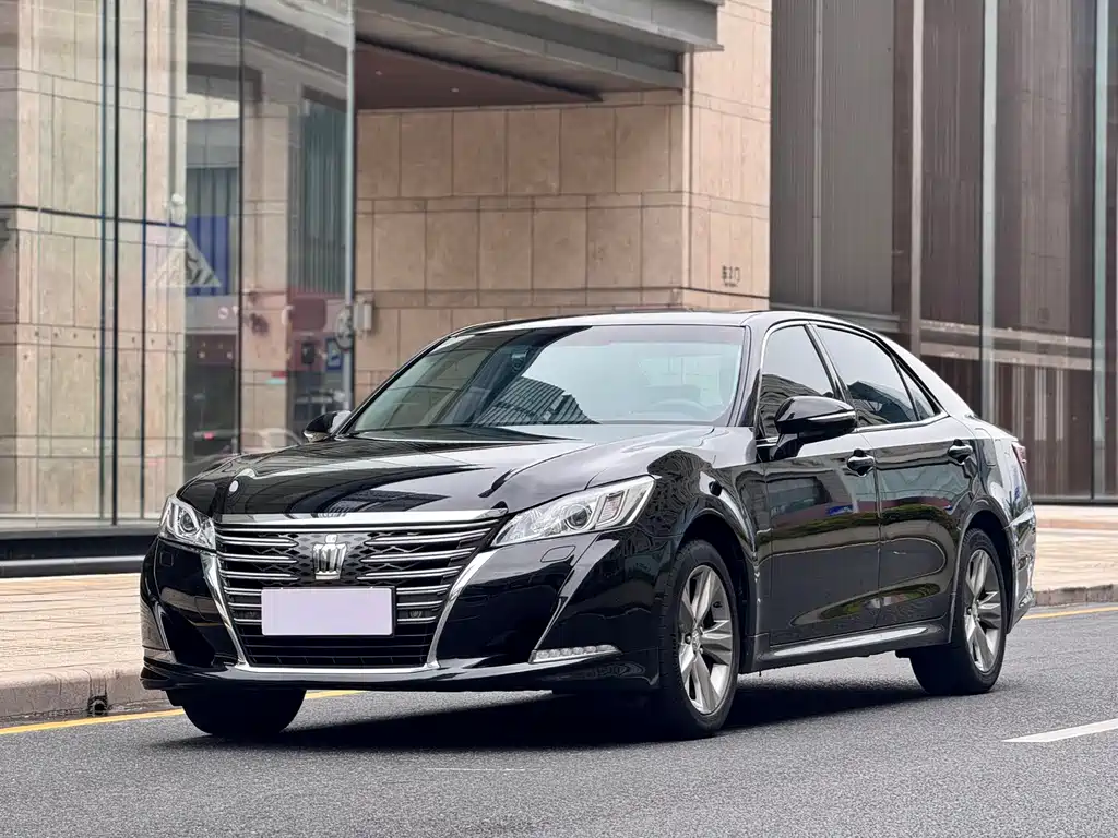 Toyota Crown 2017 — фото 1