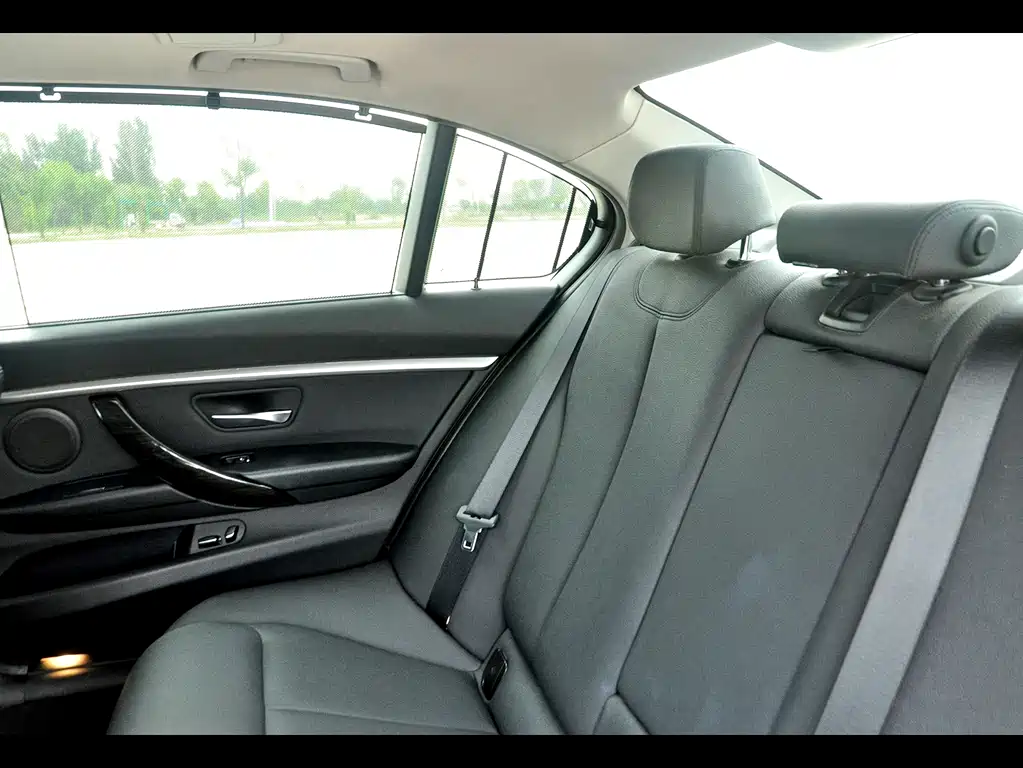 BMW 3 Series 2018 — фото 19
