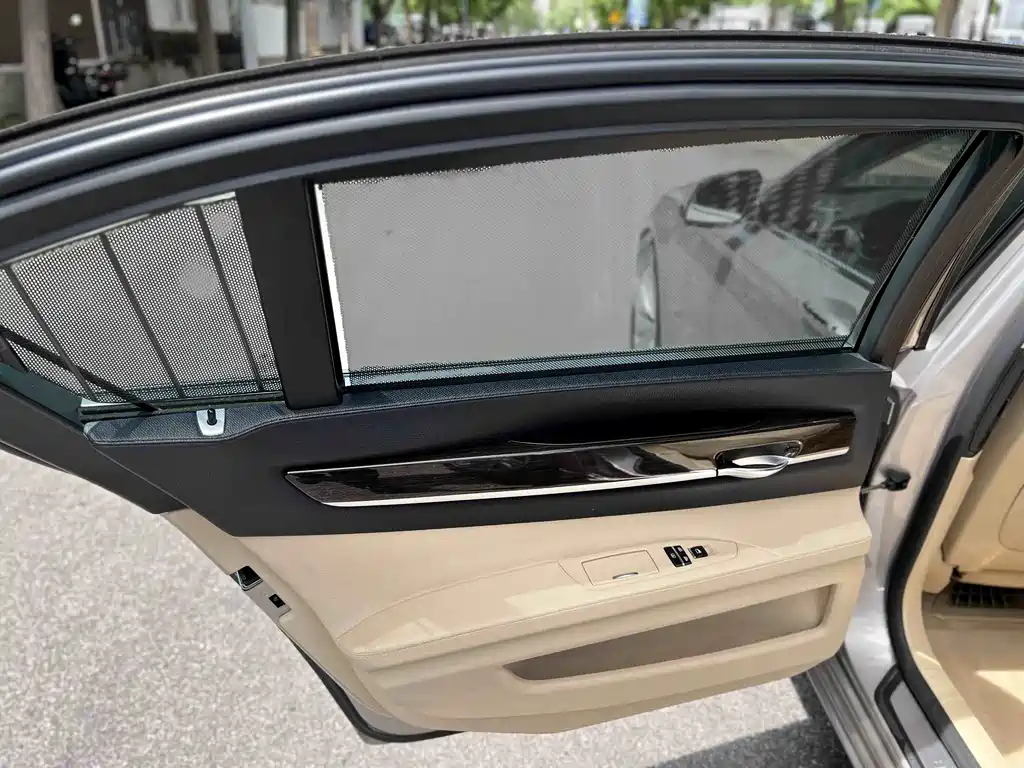BMW 7 Series 2011 — фото 9
