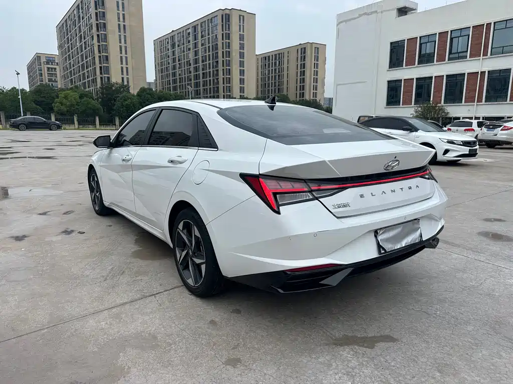 Hyundai Elantra 2023 — фото 11