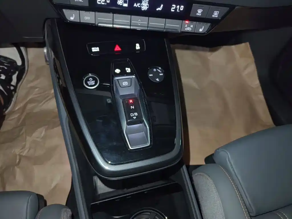 Audi Q4 e-tron 2023 — фото 14