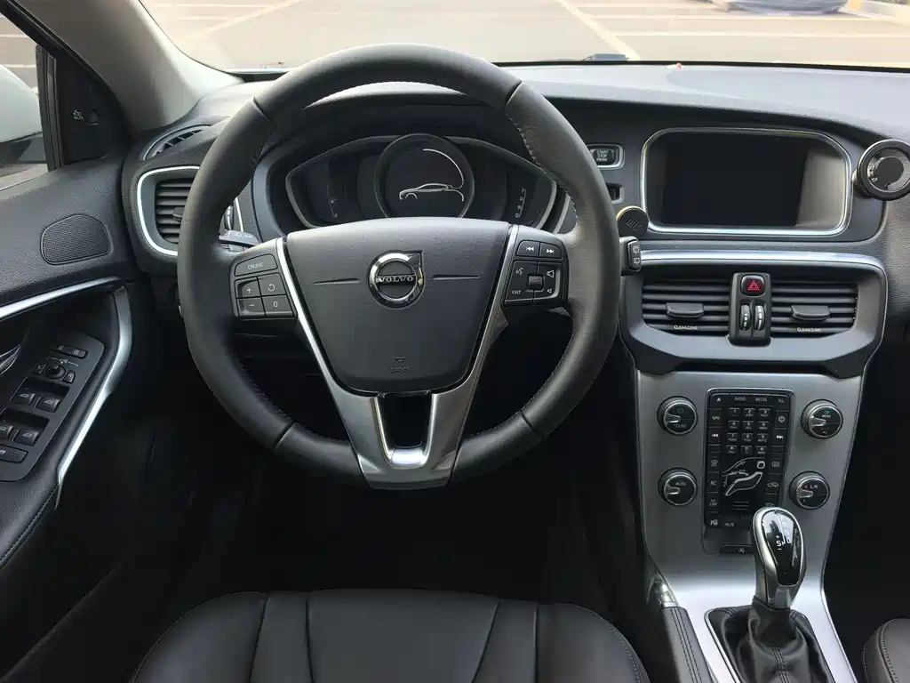 Volvo V40 2017 — фото 9