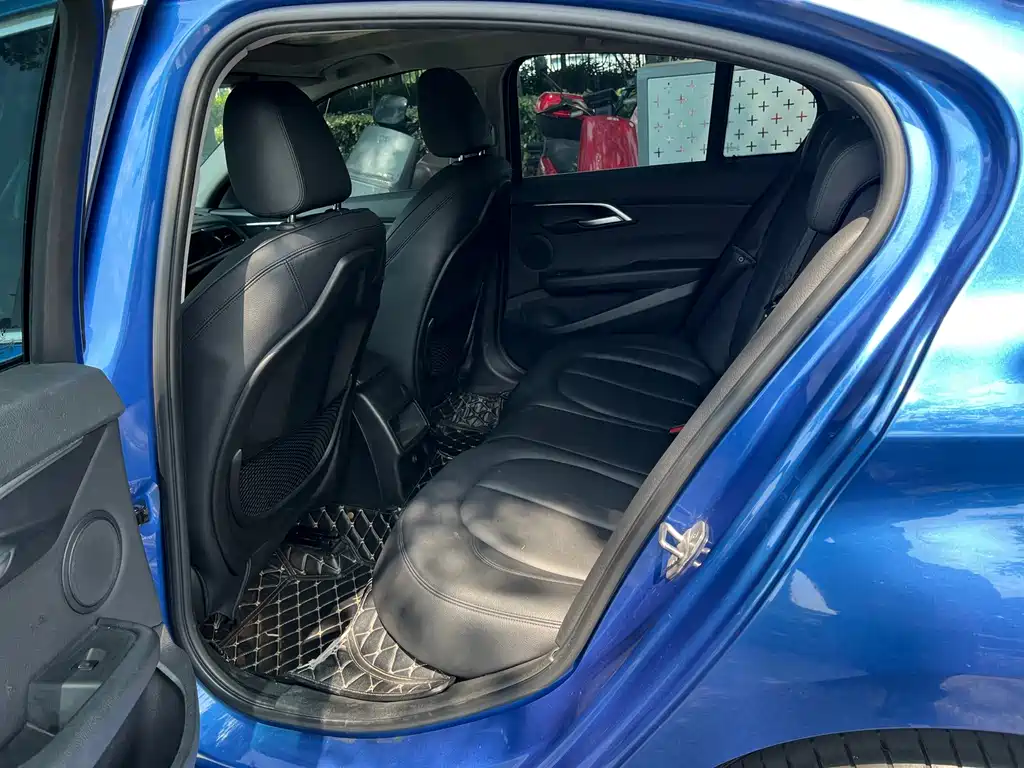 BMW 1 Series 2018 — фото 14