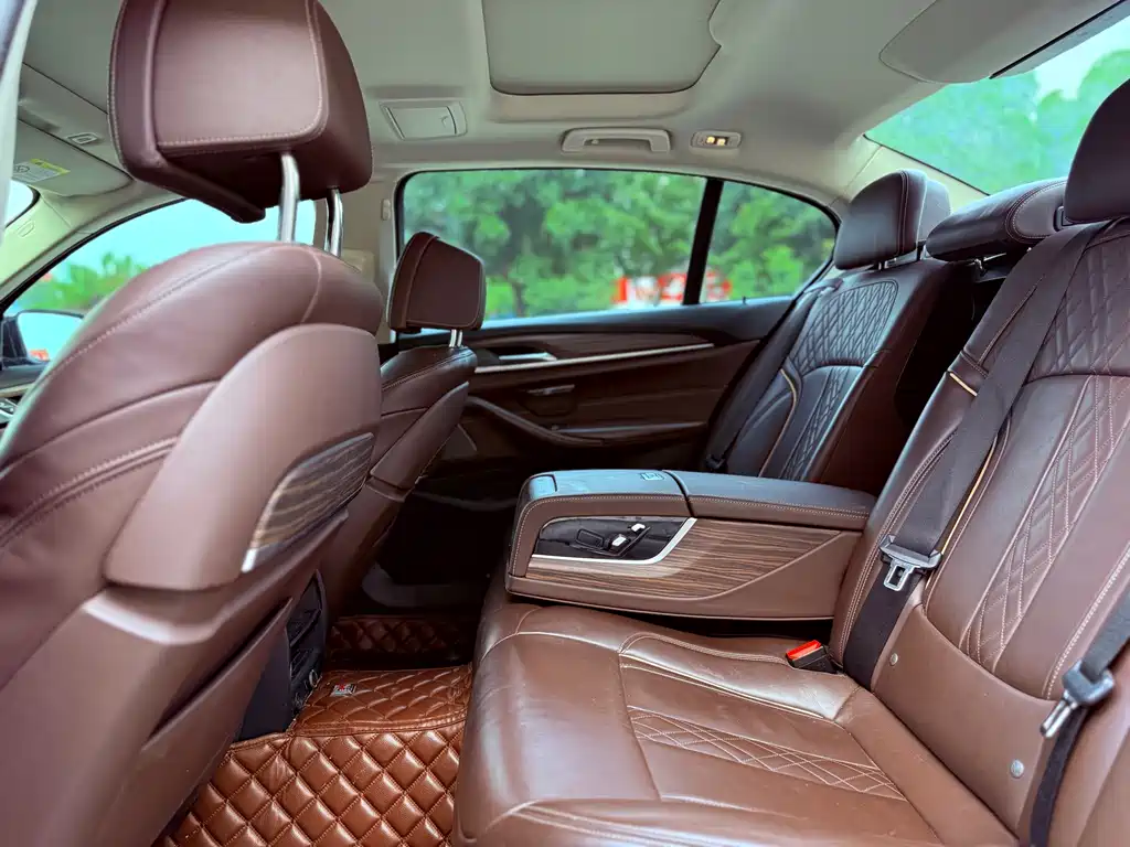 BMW 5 Series New Energy 2019 — фото 11