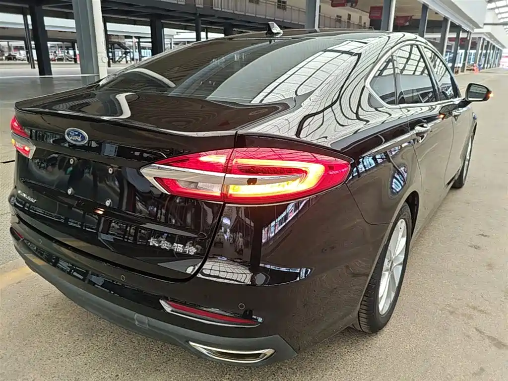 Ford Mondeo 2021 — фото 8