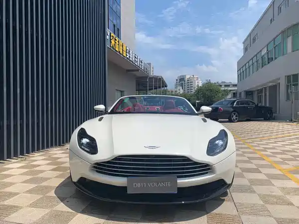 Aston Martin DB11 2023