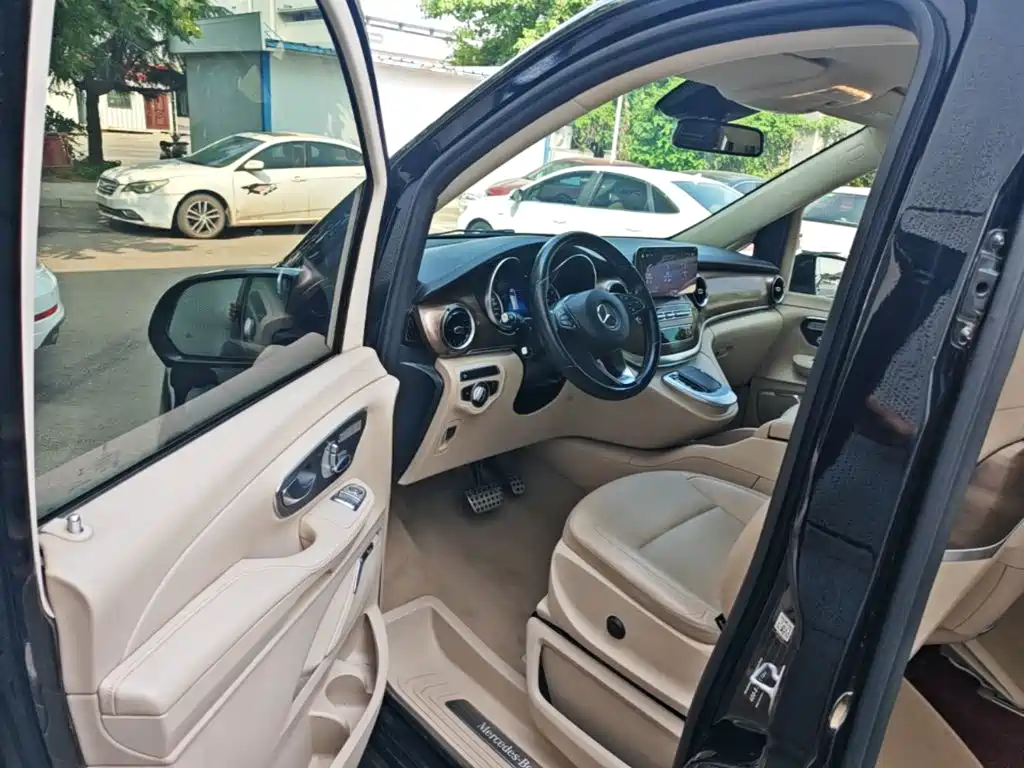 Mercedes-Benz V-Class 2022 — фото 16