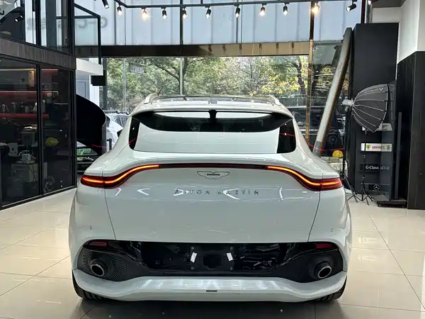 Aston Martin DBX 2022