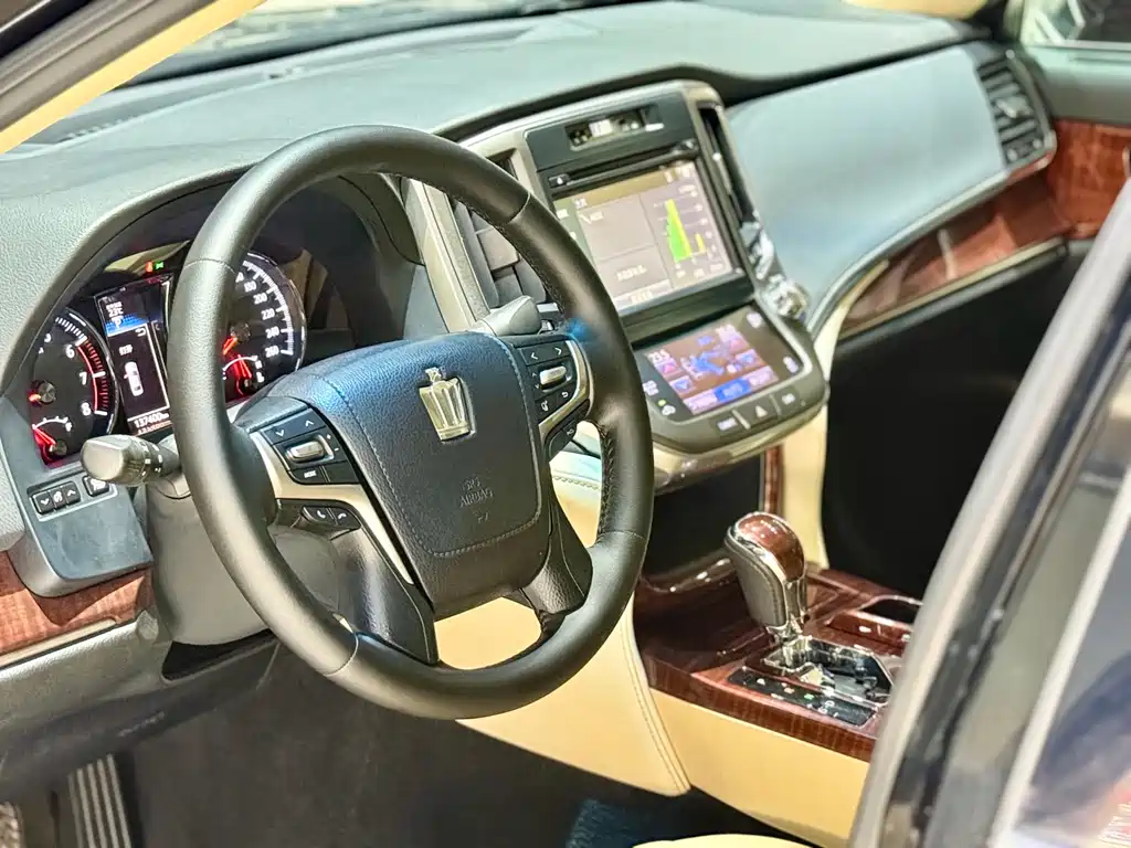 Toyota Crown 2016