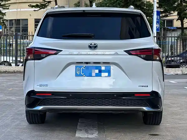 Toyota Granvia 2023